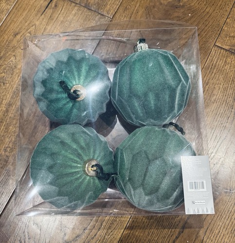 Green large velvet baubles - 4,
