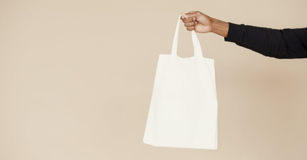 discover our stylish flap bag, perfect for any occasion. elegant design with secure closure and spacious interior to keep your essentials organized.