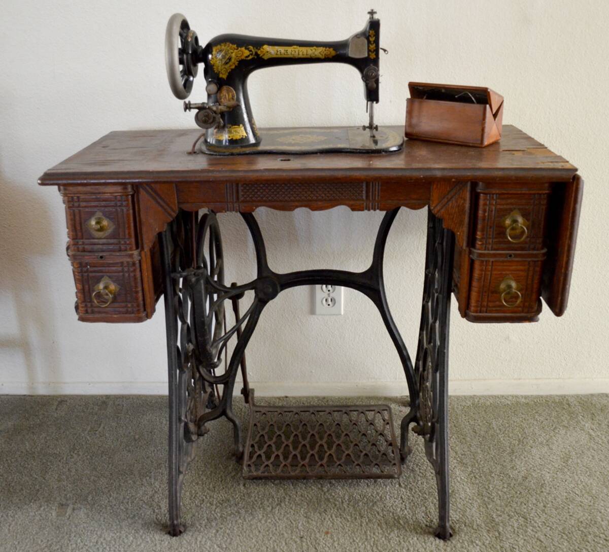 Models older sewing singer machines Antique Singer